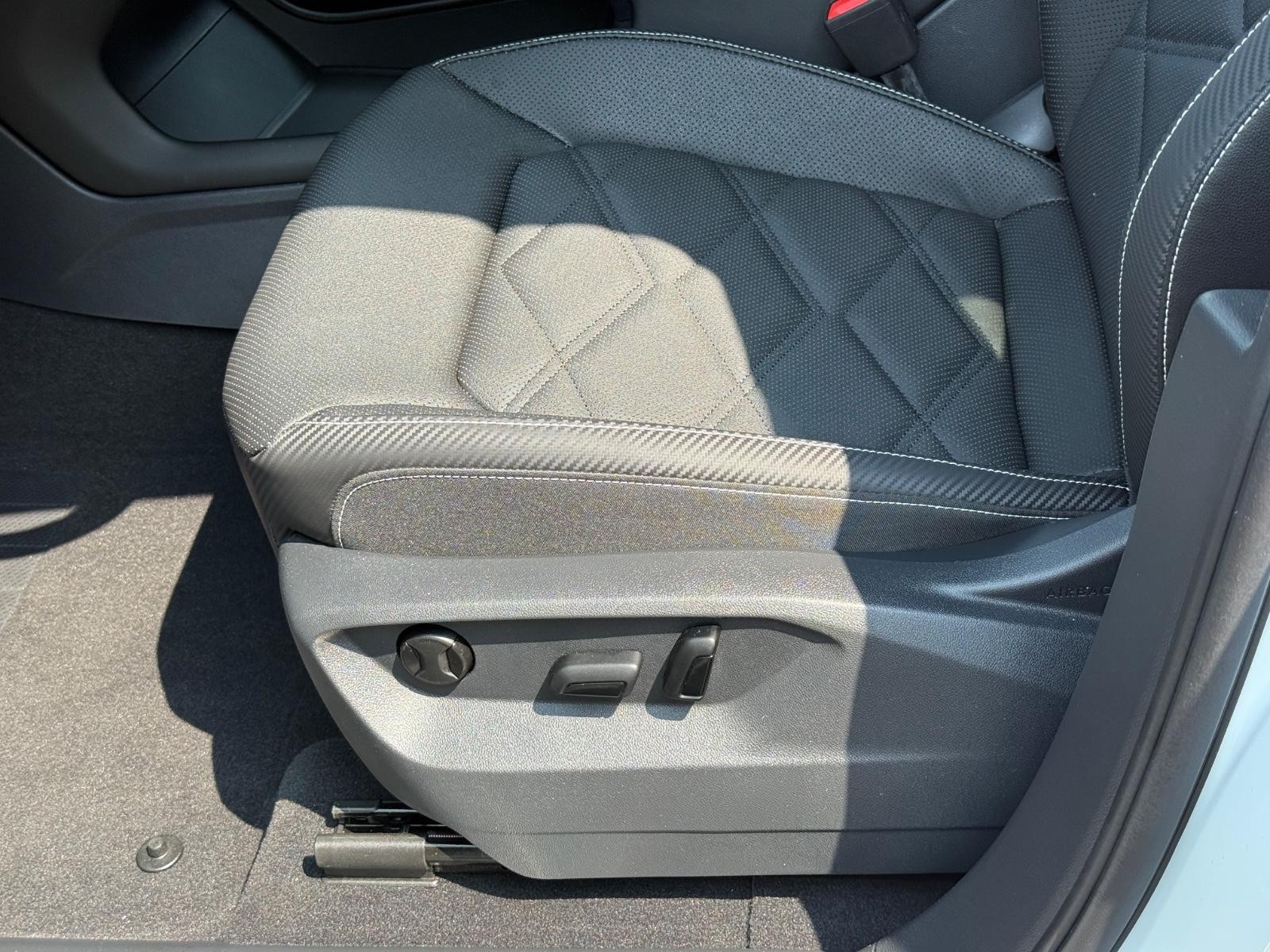 Volkswagen Atlas Cross Sport Vehicle Image 21