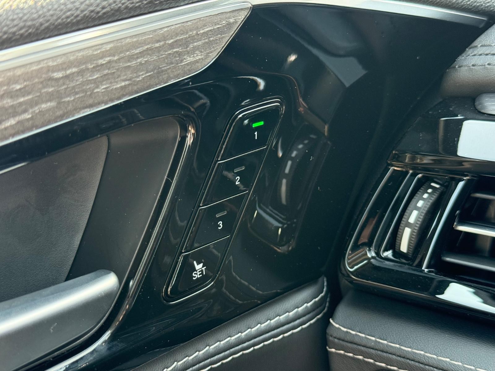 Acura MDX Vehicle Image 11