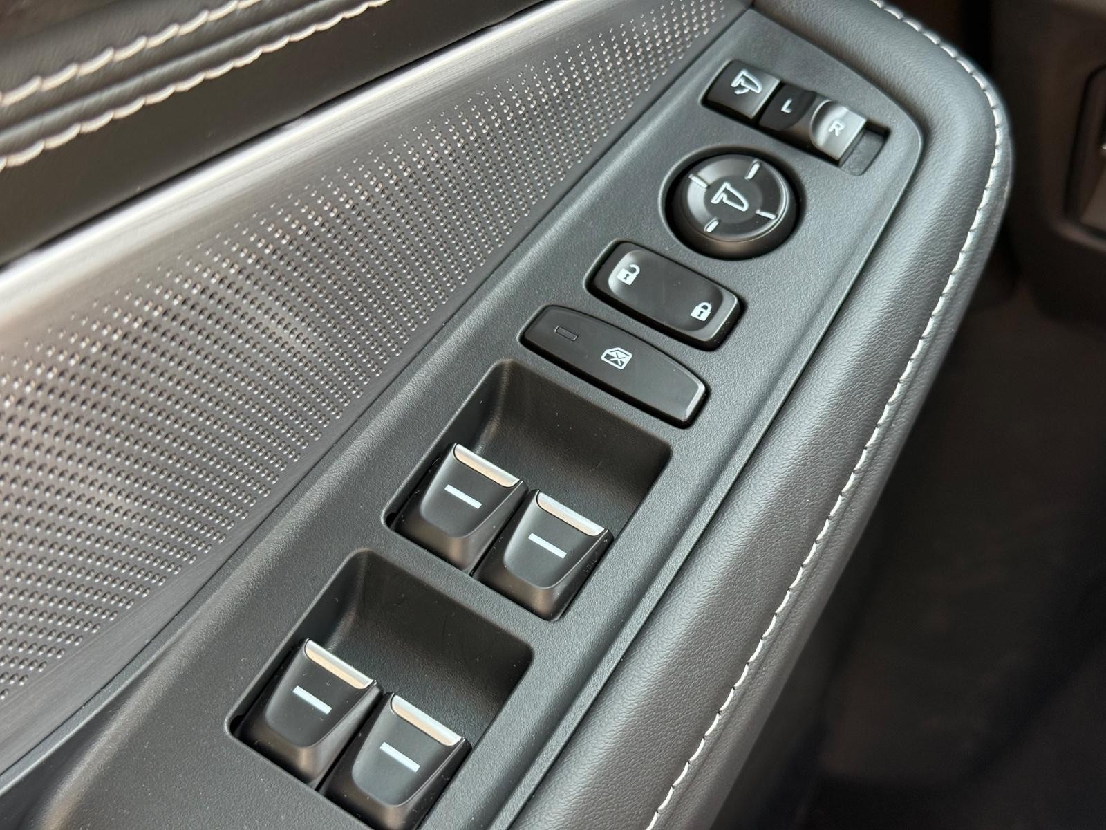 Acura MDX Vehicle Image 16