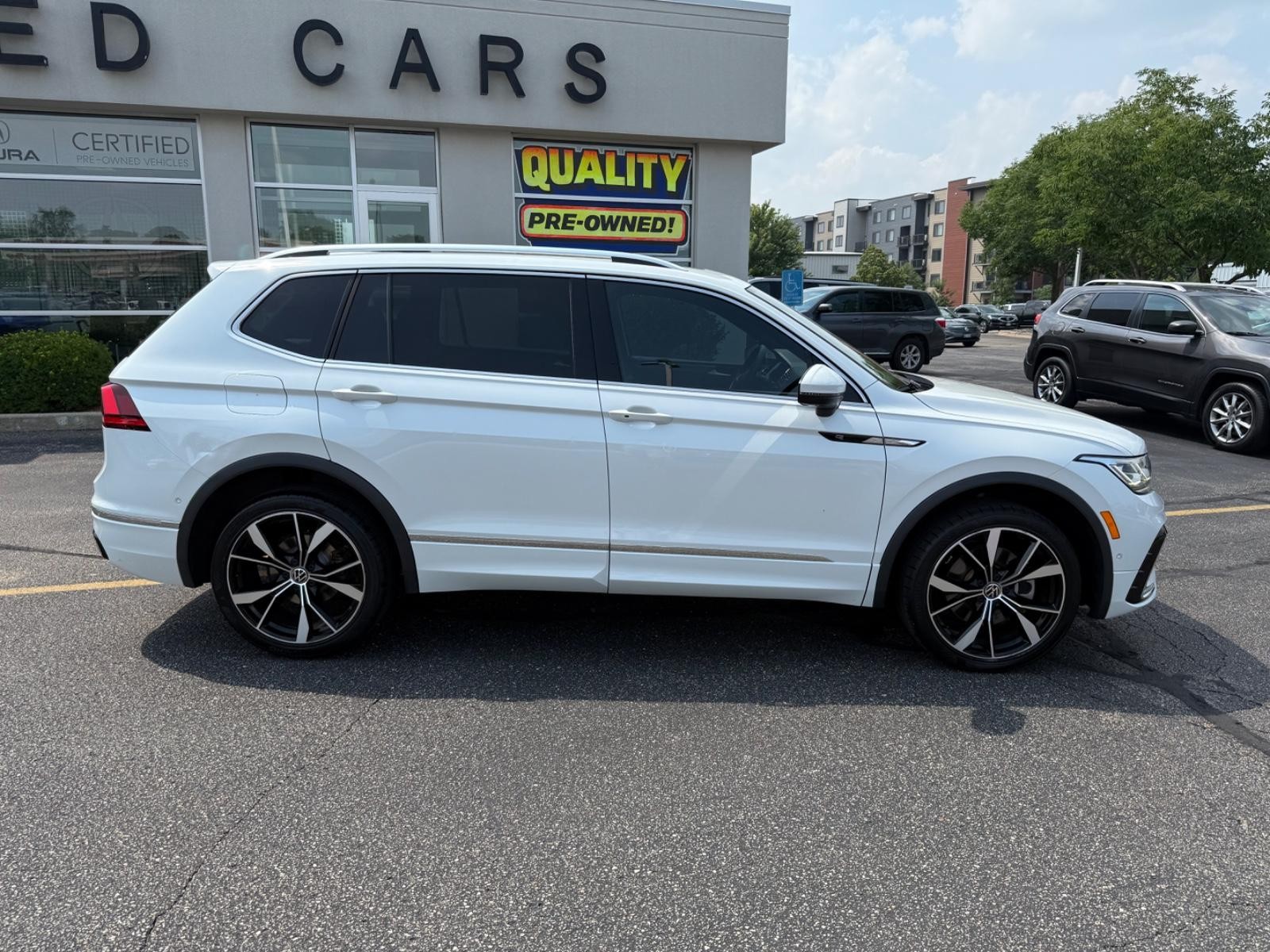 Volkswagen Tiguan Vehicle Image 02