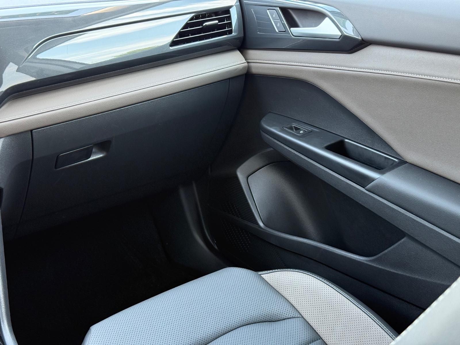 Volkswagen Taos Vehicle Image 15
