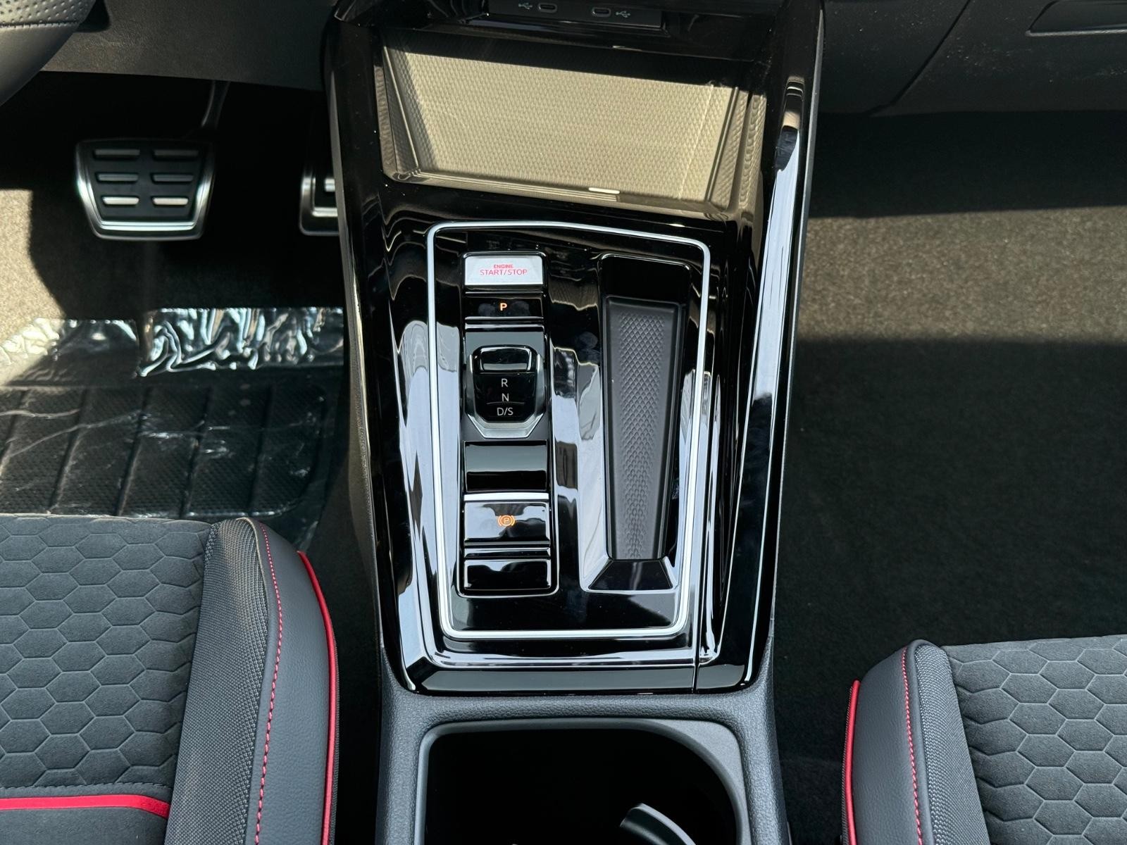 Volkswagen Golf GTI Vehicle Image 08