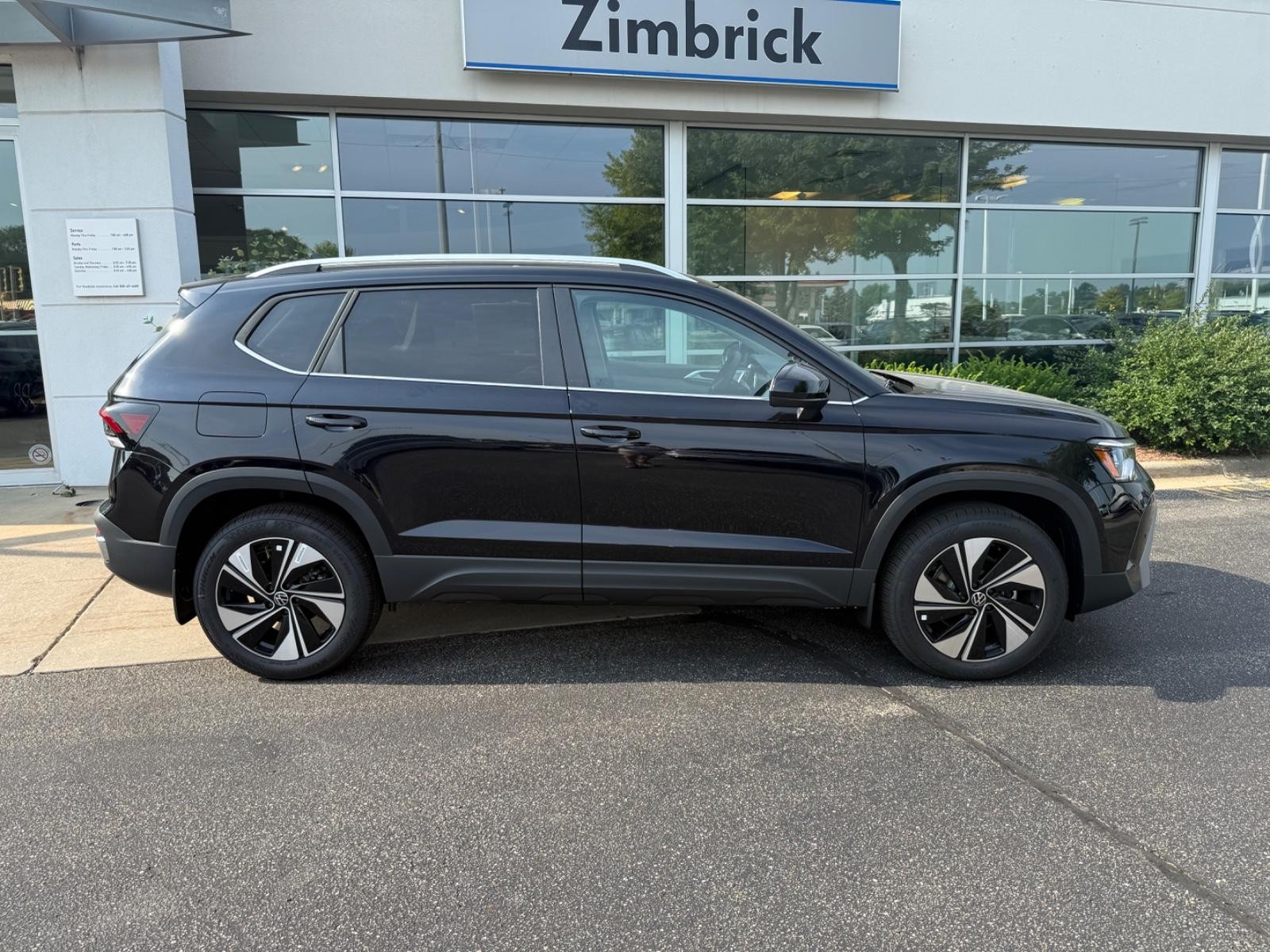Volkswagen Taos Vehicle Image 02