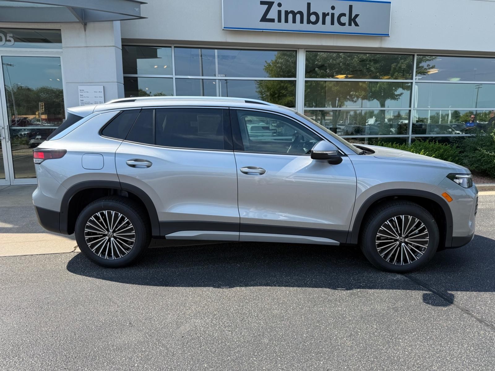 Volkswagen Tiguan Vehicle Image 02