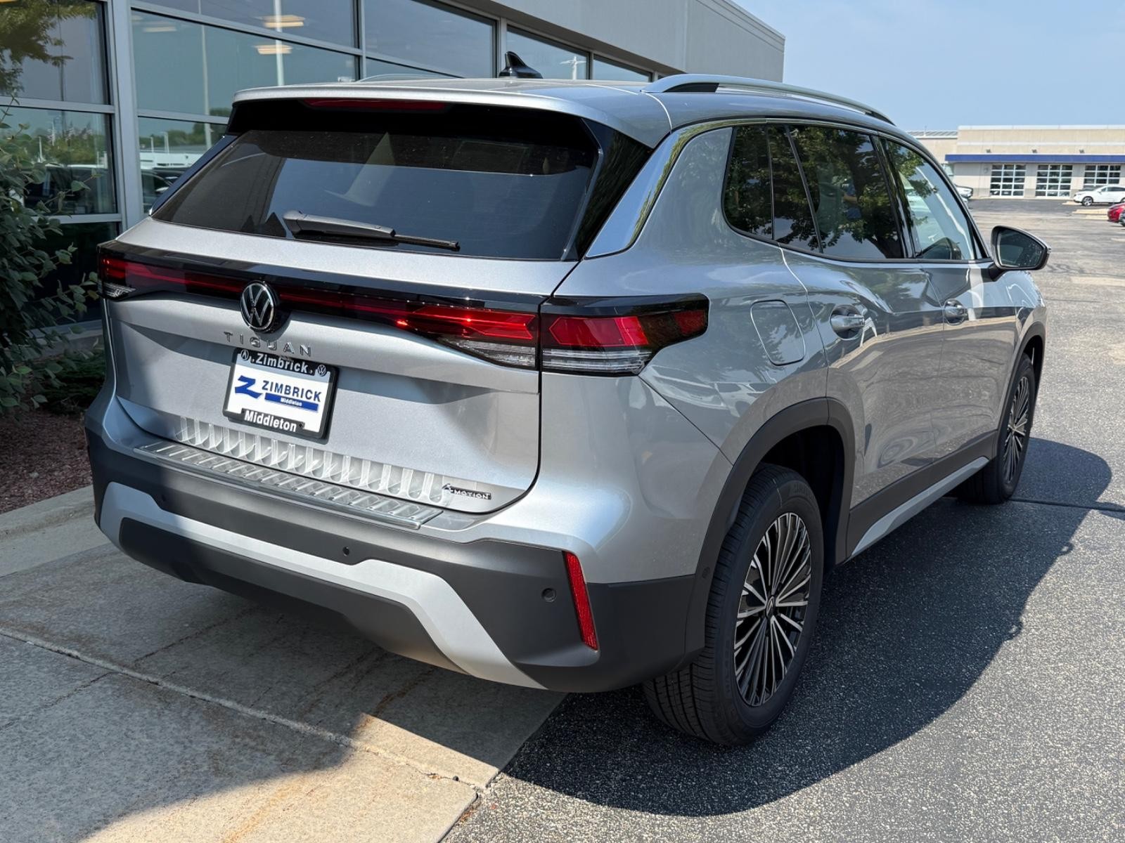 Volkswagen Tiguan Vehicle Image 03