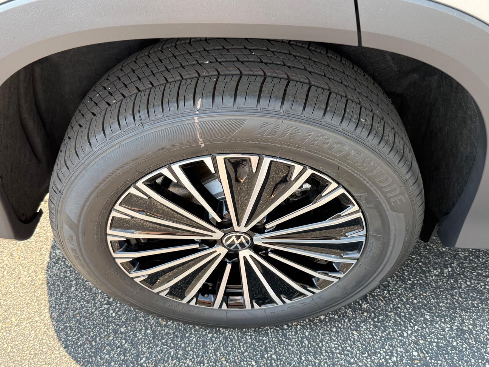 Volkswagen Tiguan Vehicle Image 04