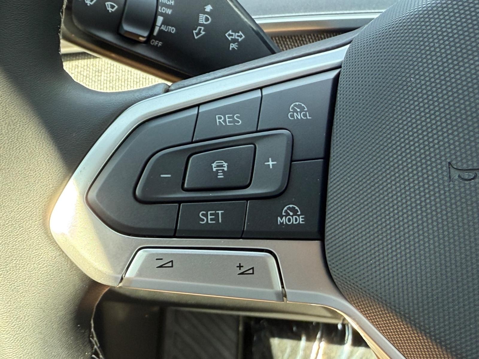 Volkswagen Tiguan Vehicle Image 11