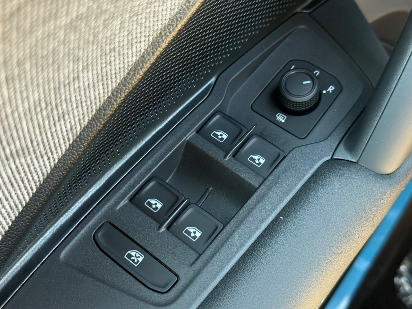 Volkswagen Tiguan Vehicle Image 16