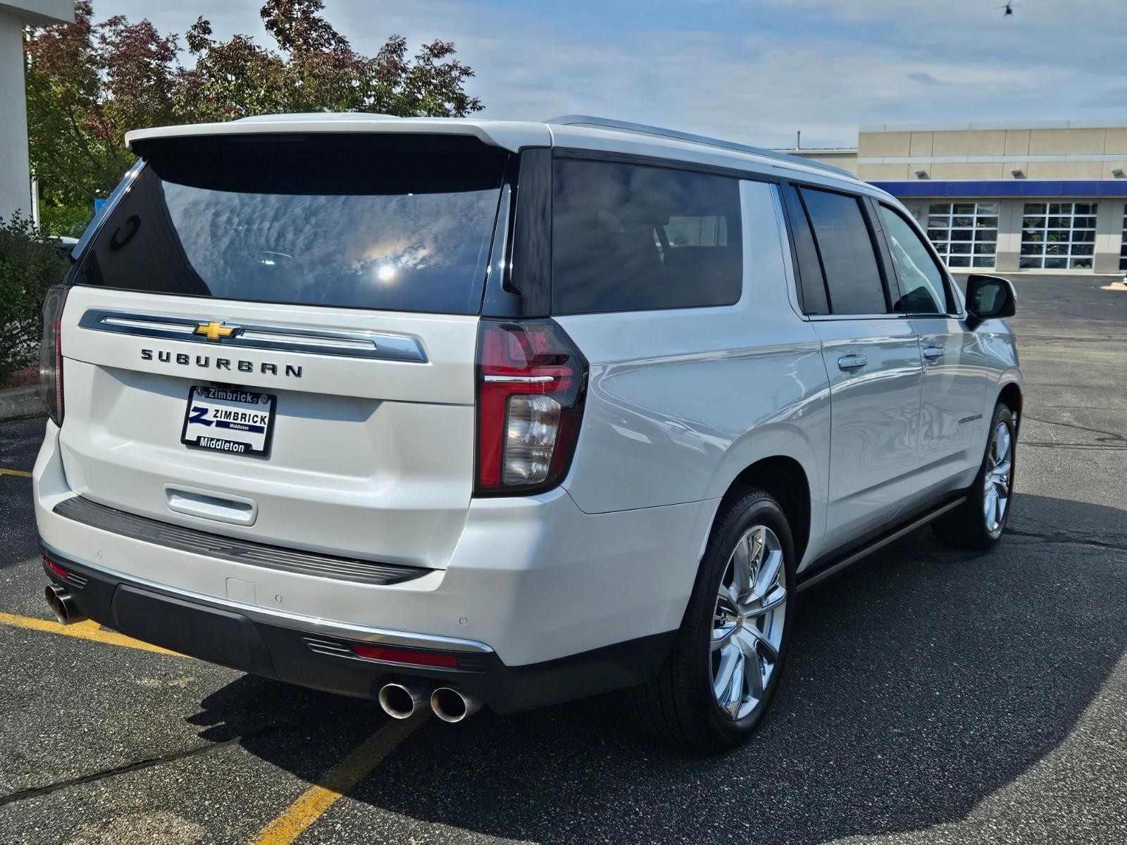Chevrolet Suburban Vehicle Image 03