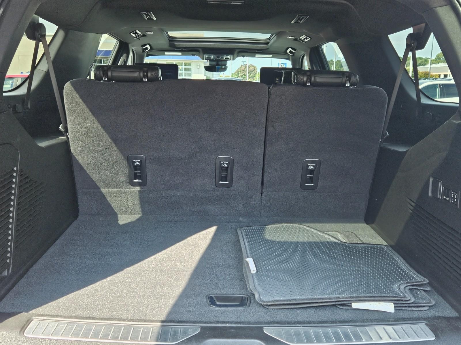 Chevrolet Suburban Vehicle Image 05