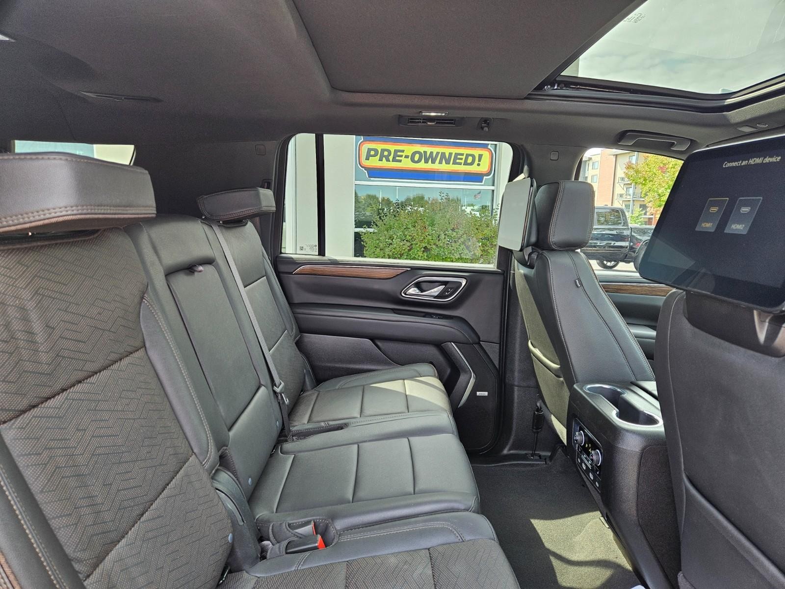 Chevrolet Suburban Vehicle Image 11