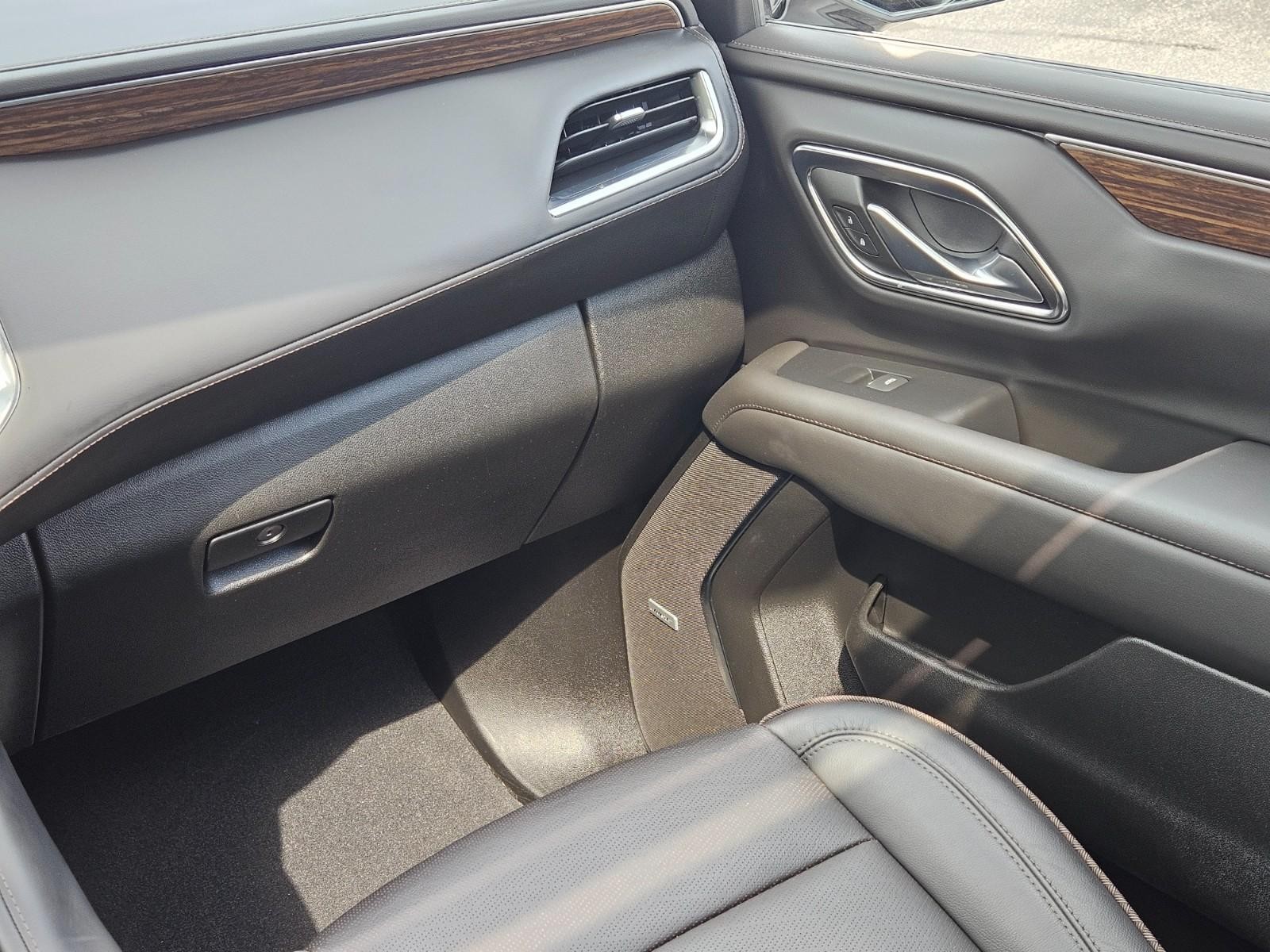 Chevrolet Suburban Vehicle Image 16