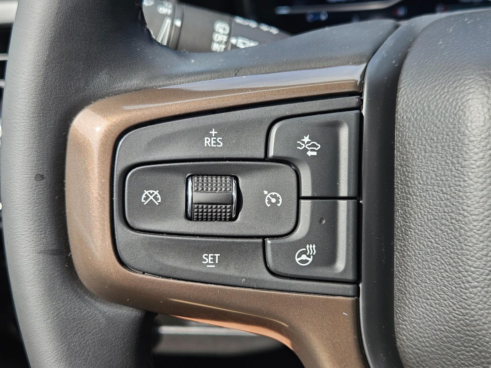 Chevrolet Suburban Vehicle Image 17