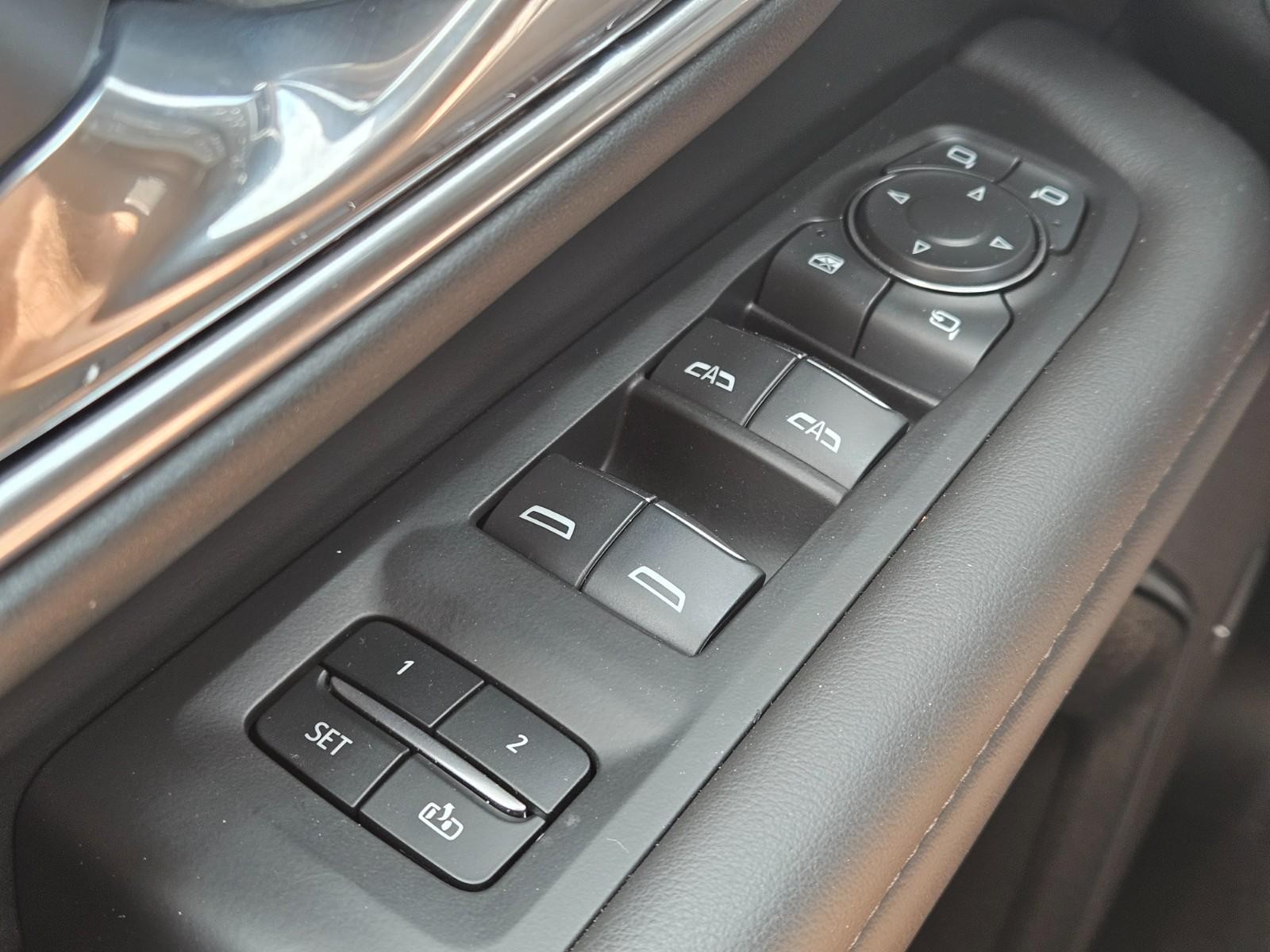 Chevrolet Suburban Vehicle Image 21