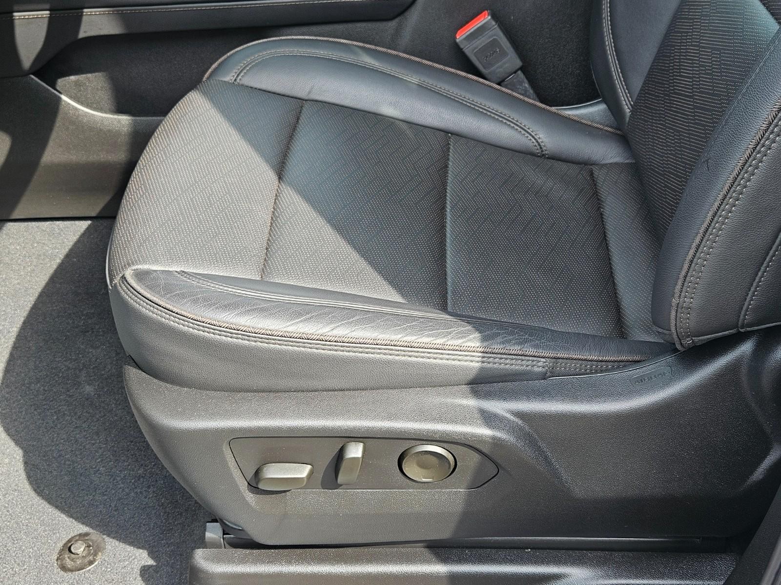 Chevrolet Suburban Vehicle Image 22
