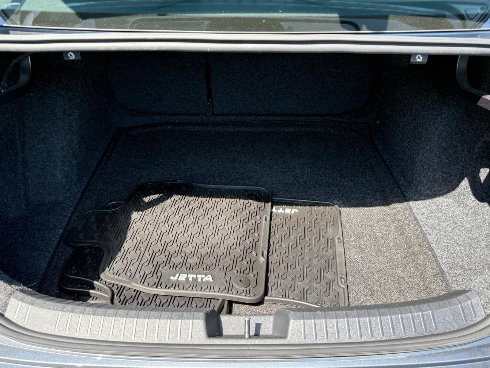 Volkswagen Jetta Vehicle Image 05