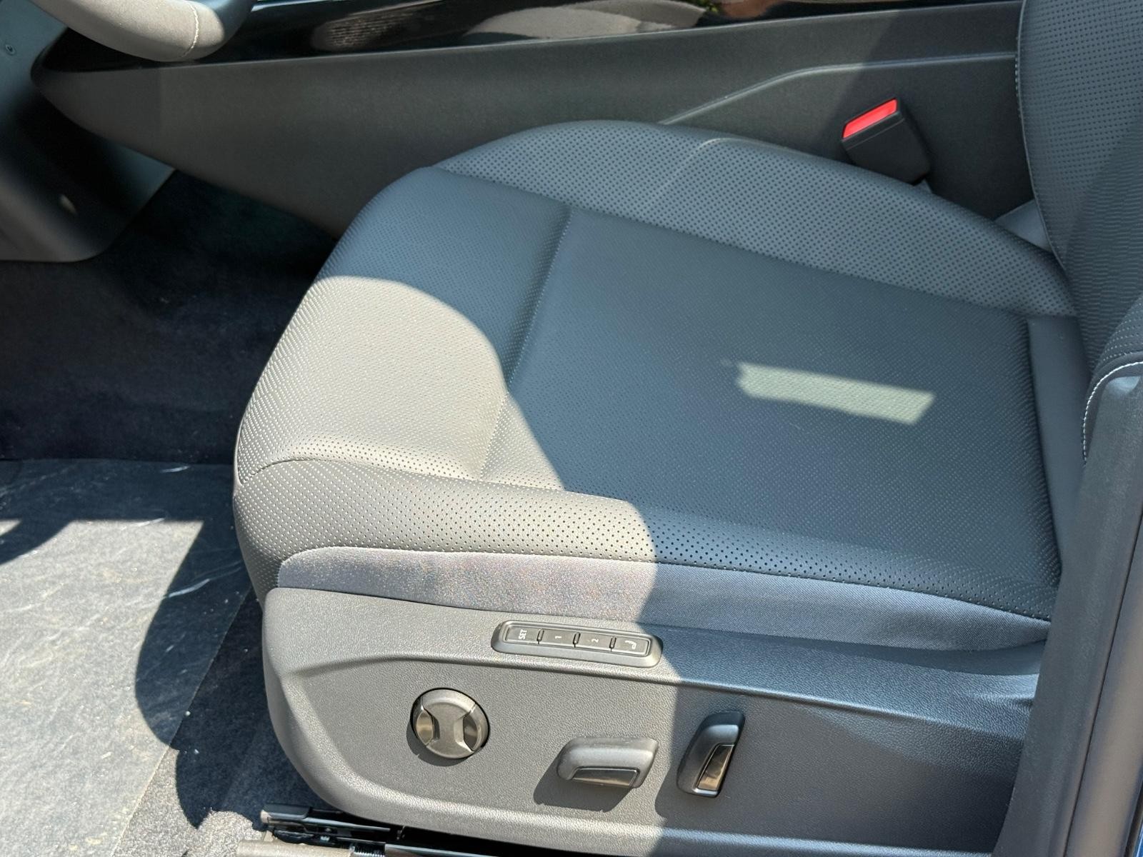 Volkswagen ID.4 Vehicle Image 16