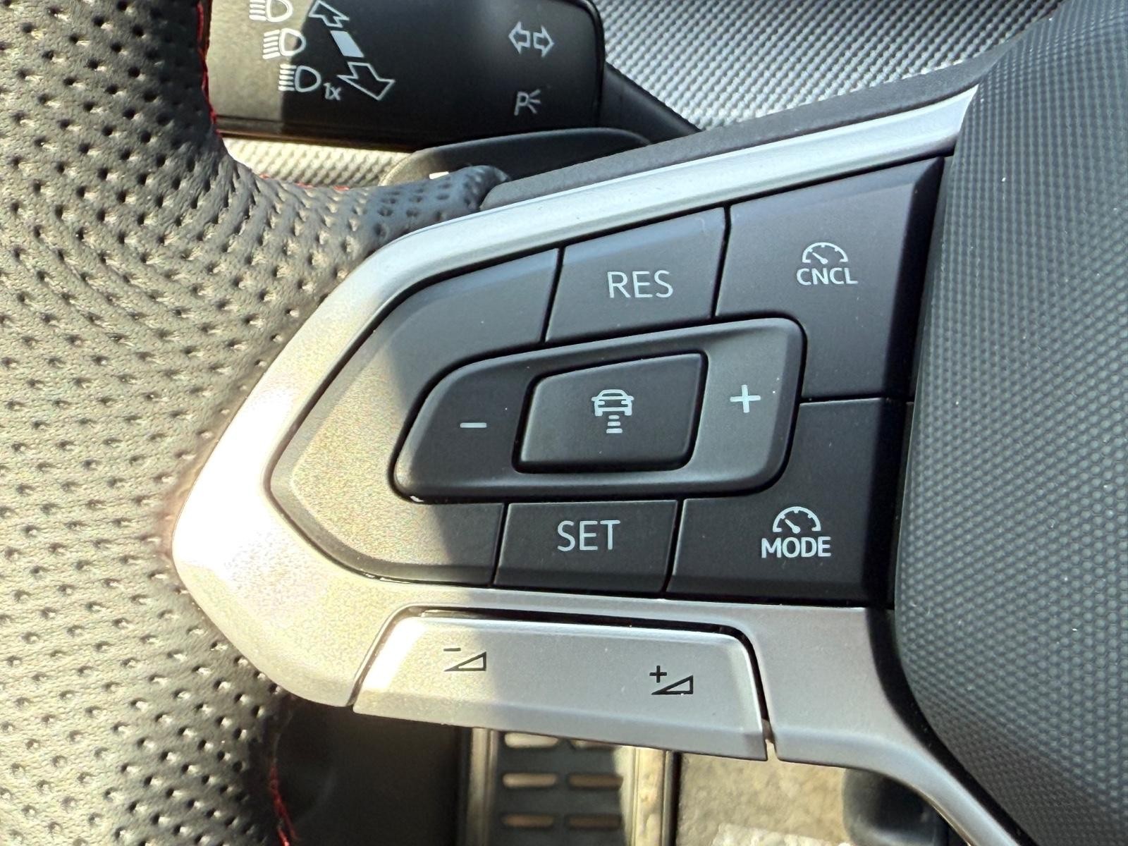 Volkswagen Golf GTI Vehicle Image 11