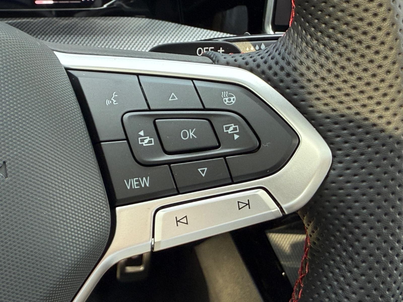 Volkswagen Golf GTI Vehicle Image 12
