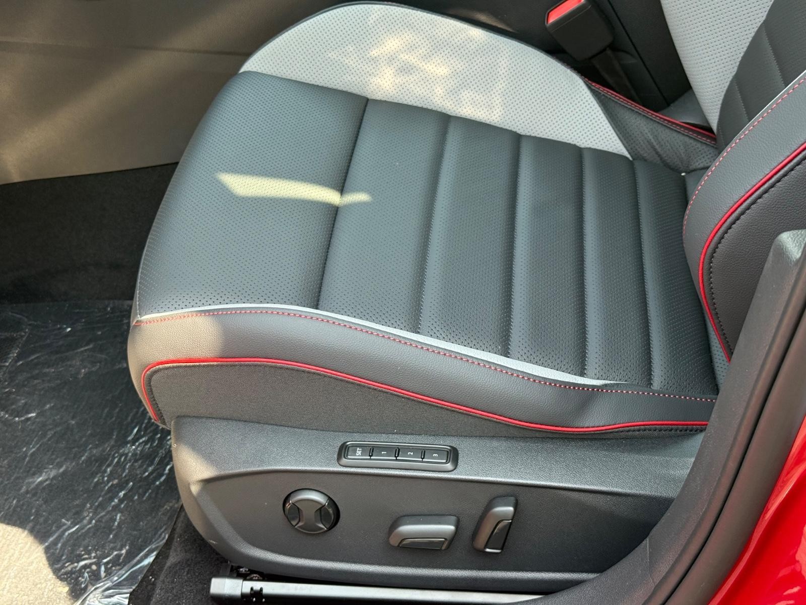 Volkswagen Golf GTI Vehicle Image 16