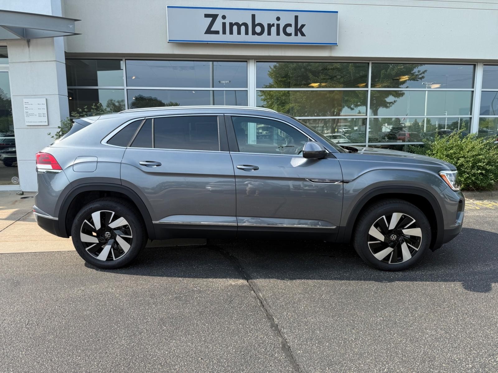 Volkswagen Atlas Cross Sport Vehicle Image 02