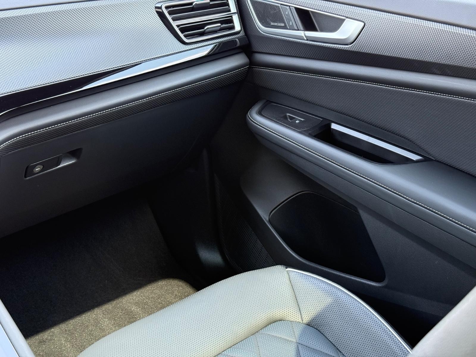 Volkswagen Atlas Cross Sport Vehicle Image 15
