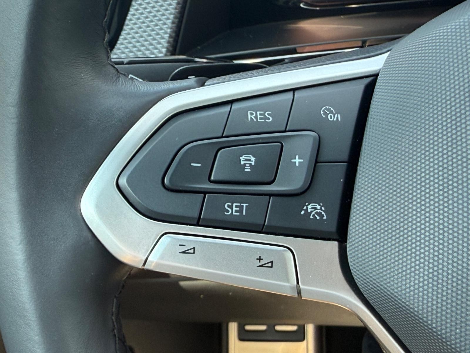 Volkswagen Atlas Cross Sport Vehicle Image 16