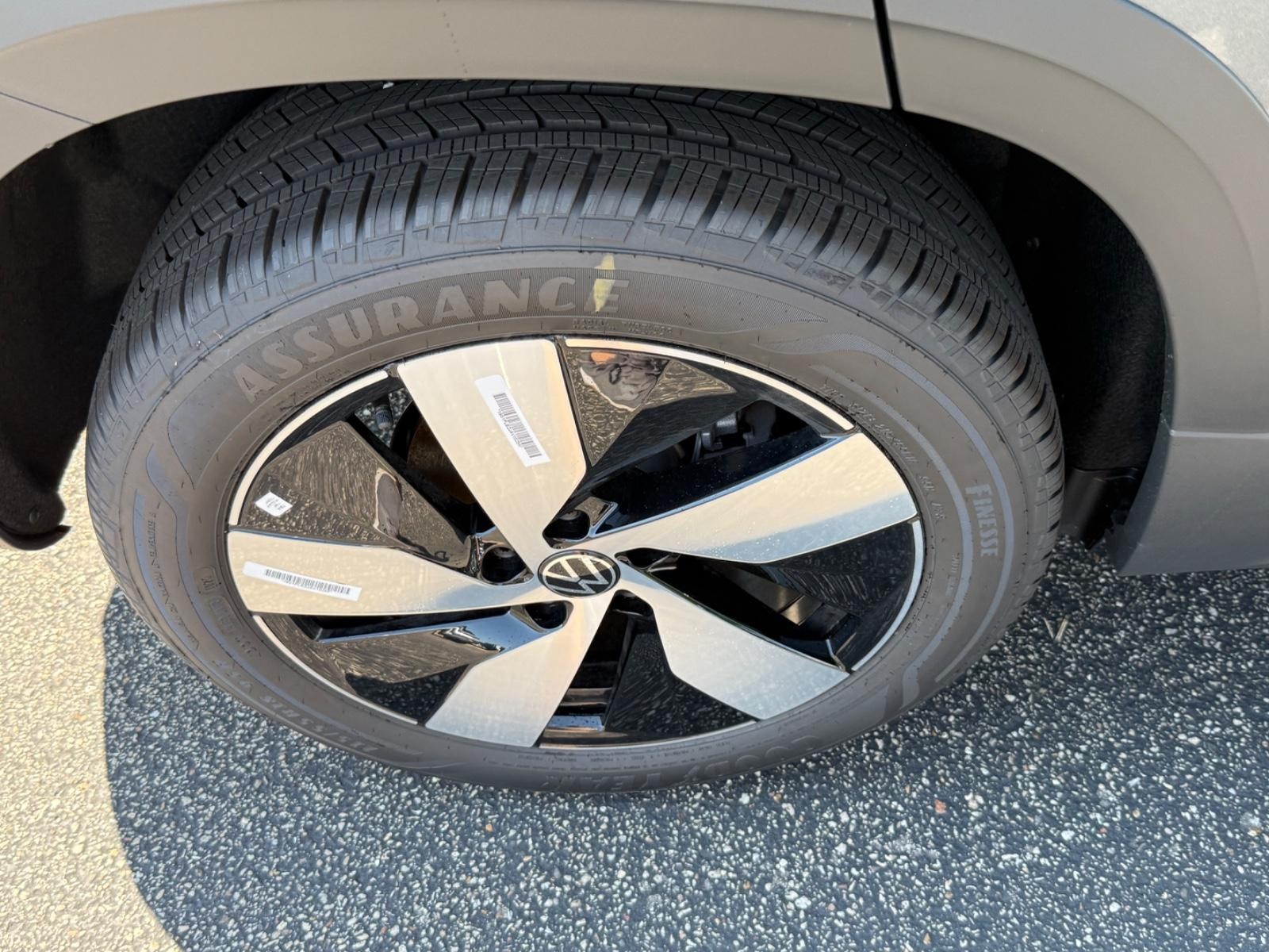 Volkswagen Taos Vehicle Image 04