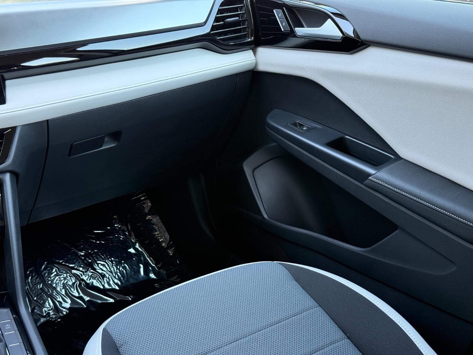 Volkswagen Taos Vehicle Image 10