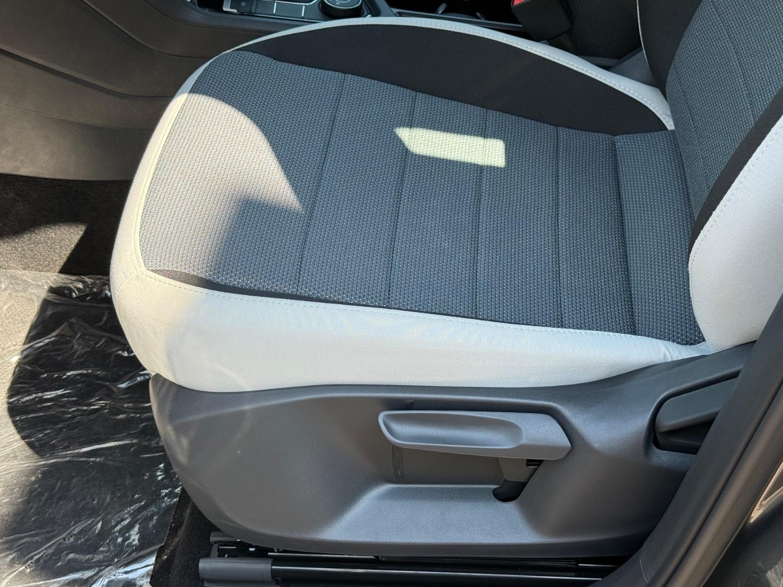 Volkswagen Taos Vehicle Image 16
