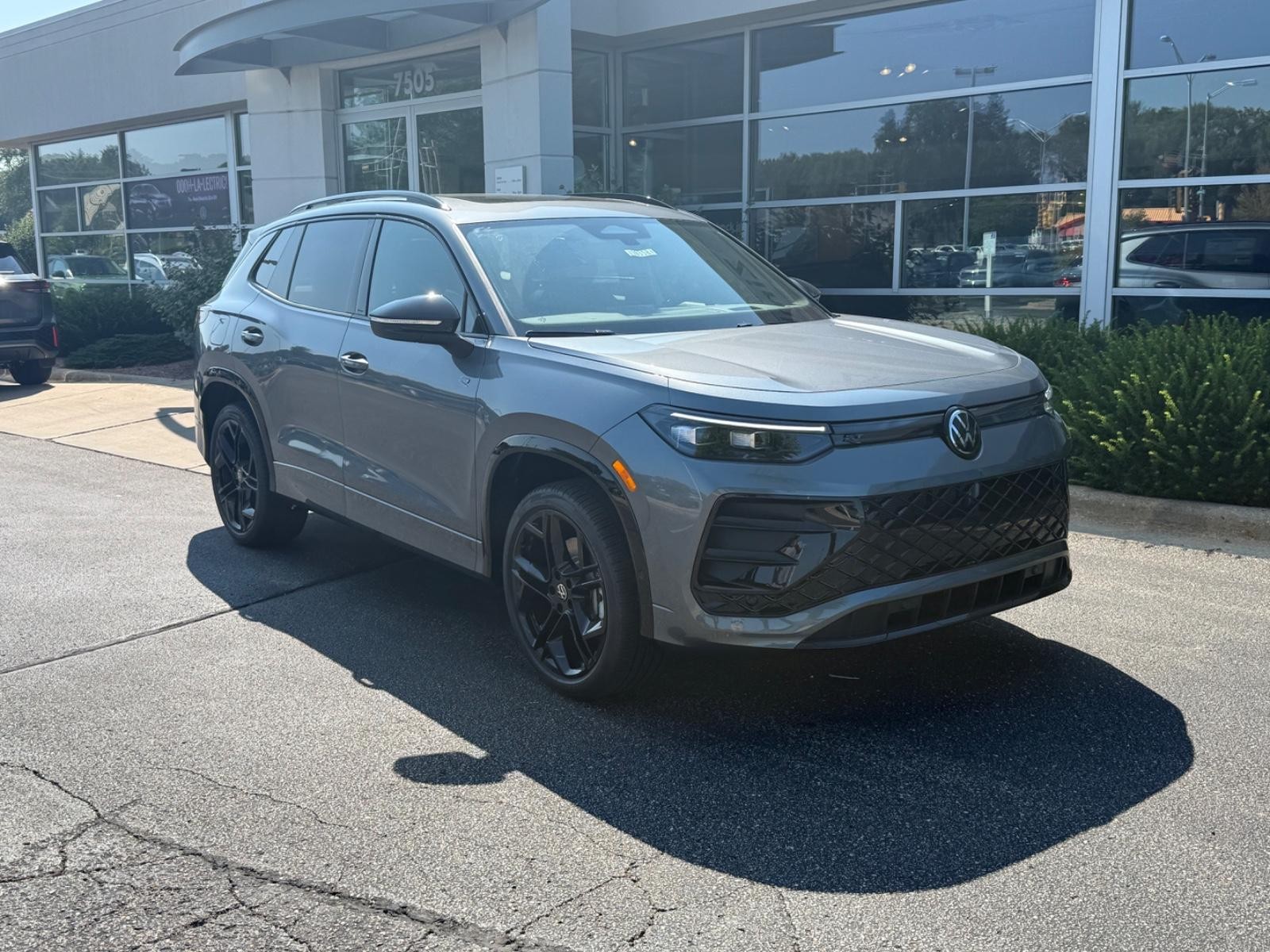 Volkswagen Tiguan Vehicle Image 05