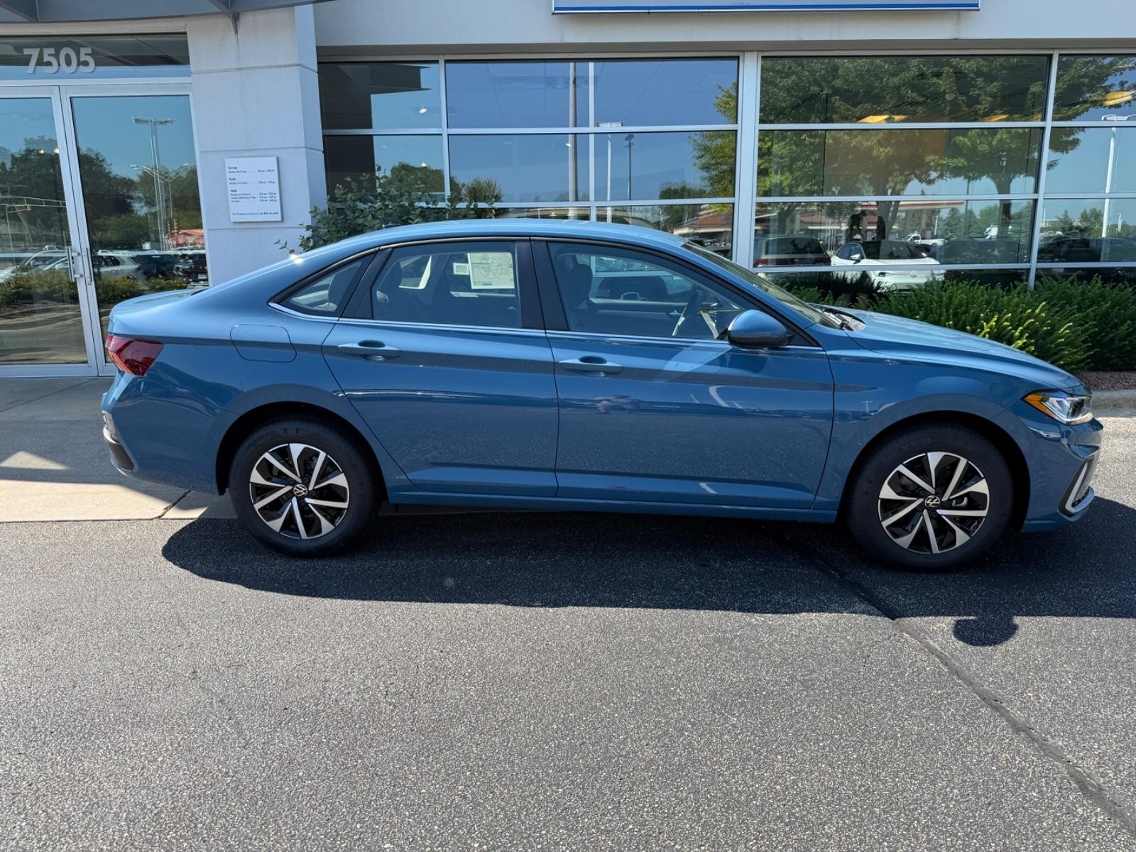 Volkswagen Jetta Vehicle Image 02