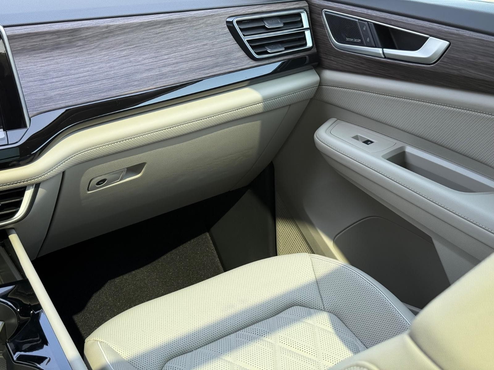 Volkswagen Atlas Vehicle Image 10