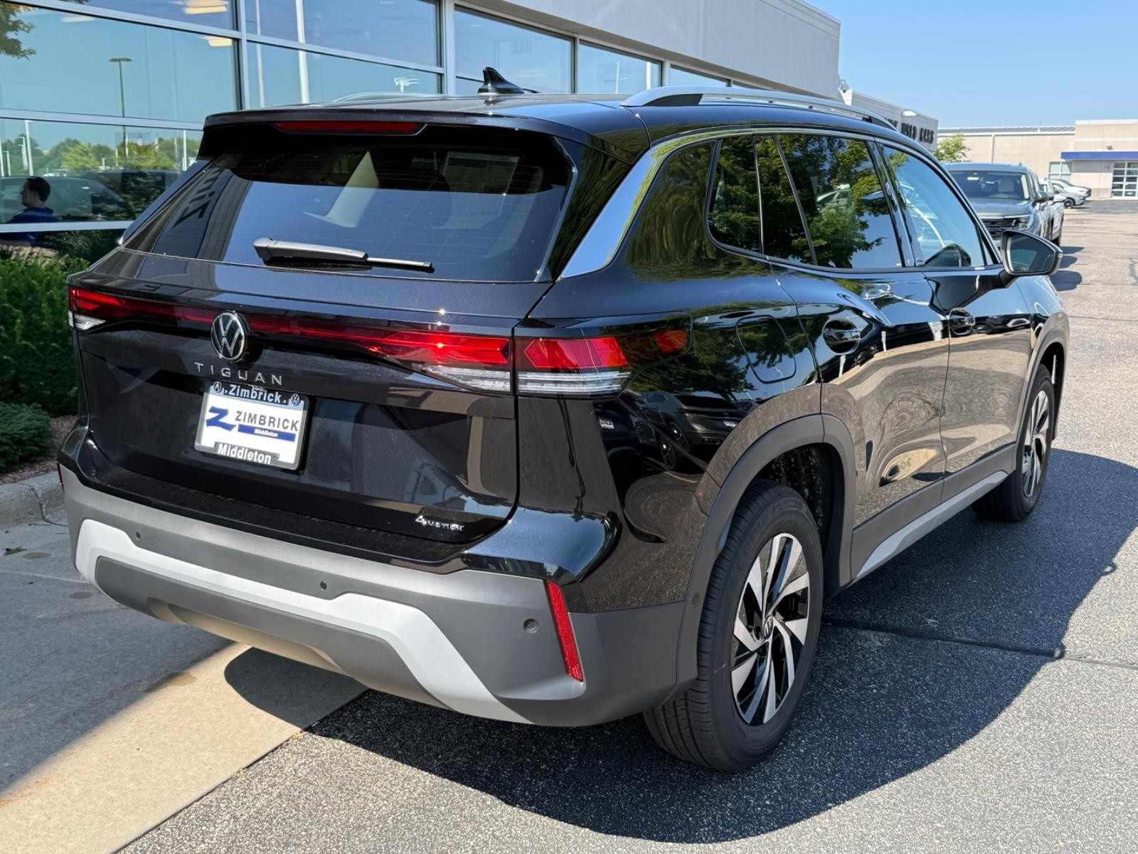 Volkswagen Tiguan Vehicle Image 03