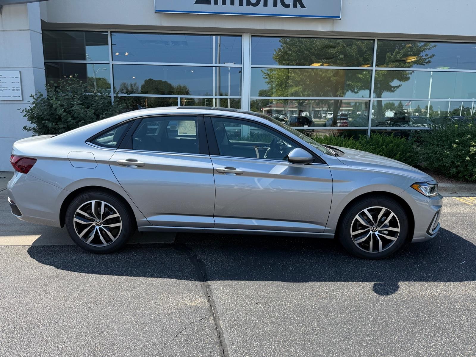 Volkswagen Jetta Vehicle Image 02