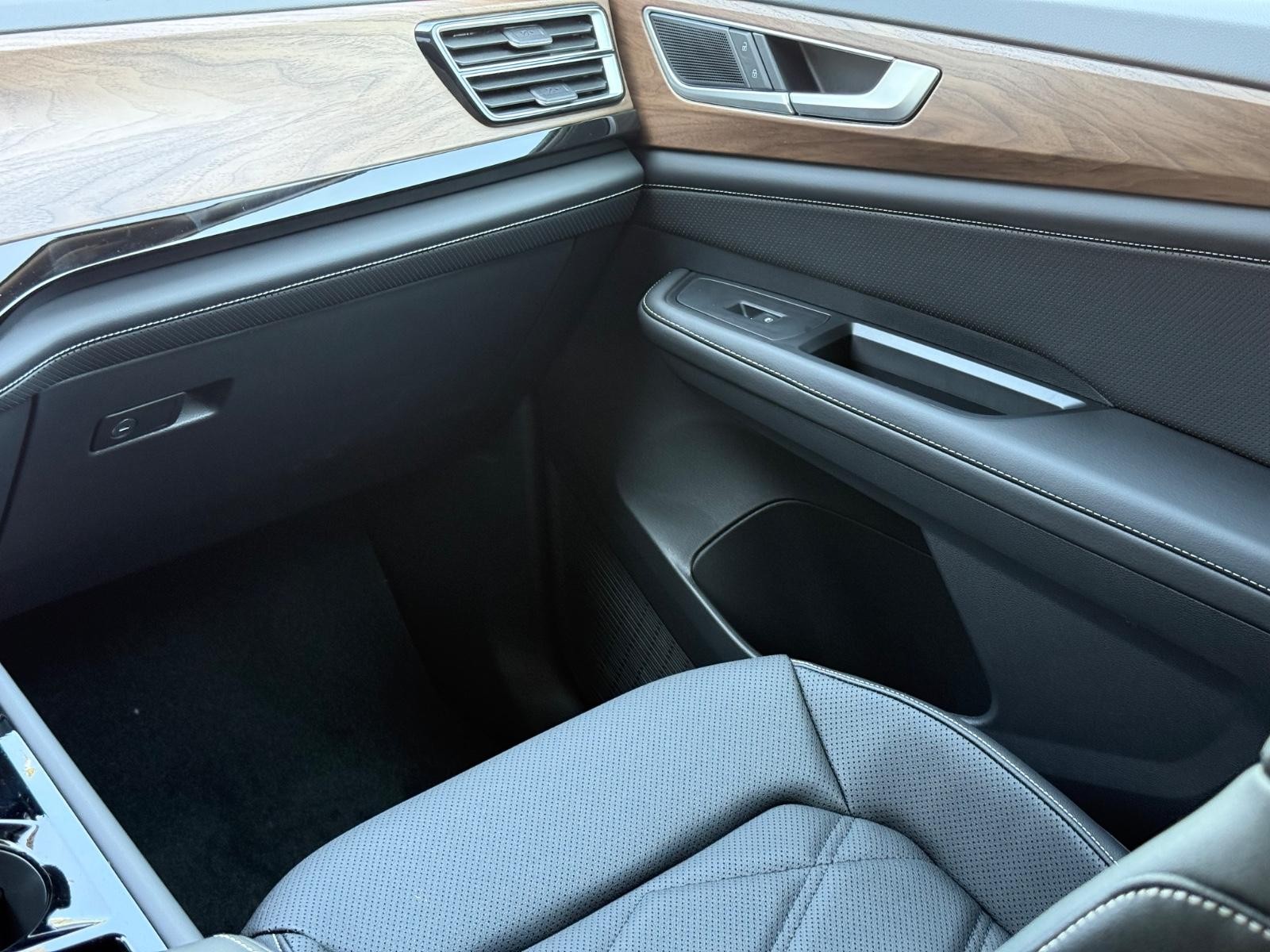 Volkswagen Atlas Vehicle Image 11