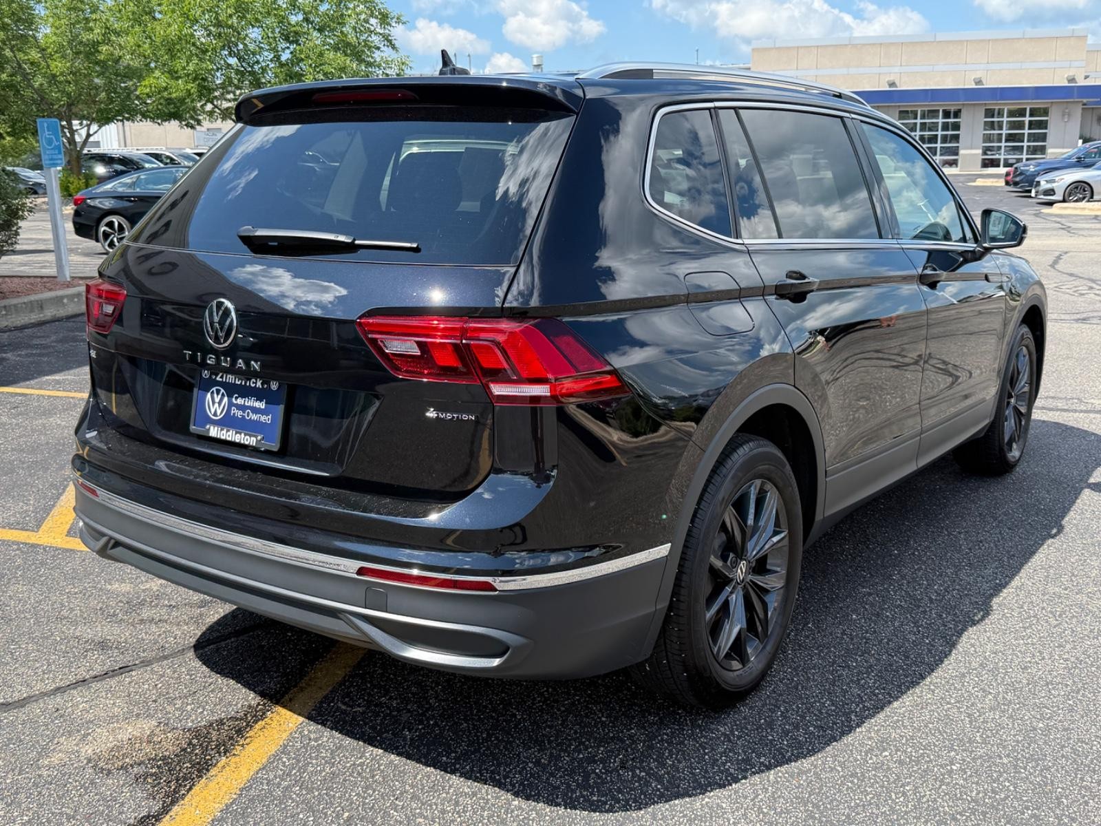 Volkswagen Tiguan Vehicle Image 03