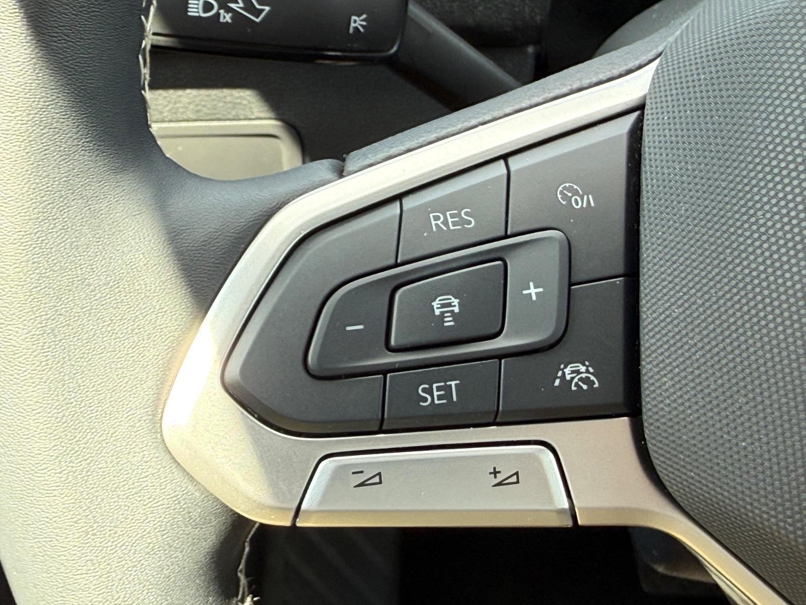 Volkswagen Tiguan Vehicle Image 16