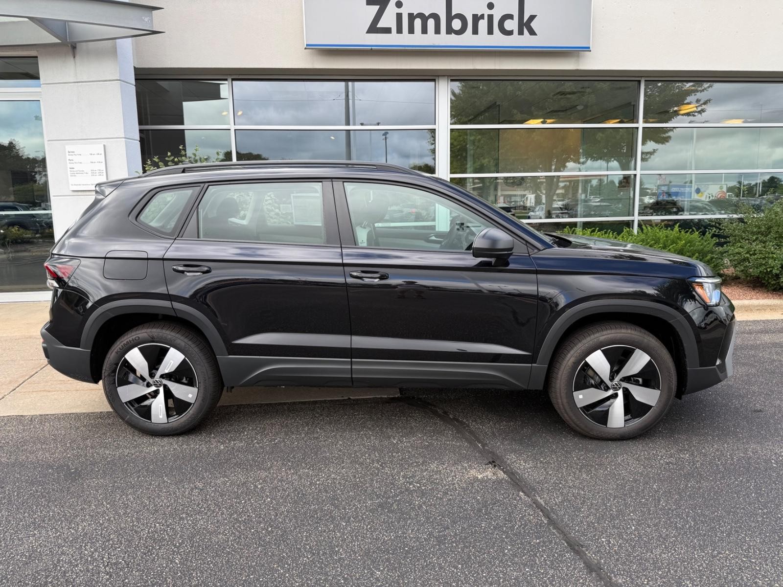 Volkswagen Taos Vehicle Image 02