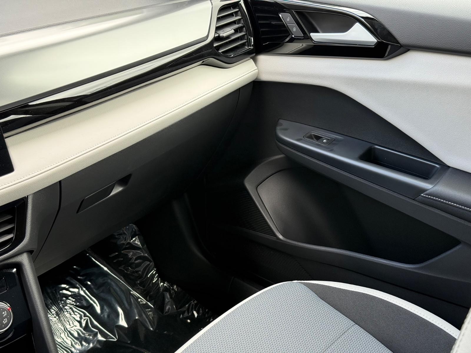 Volkswagen Taos Vehicle Image 10