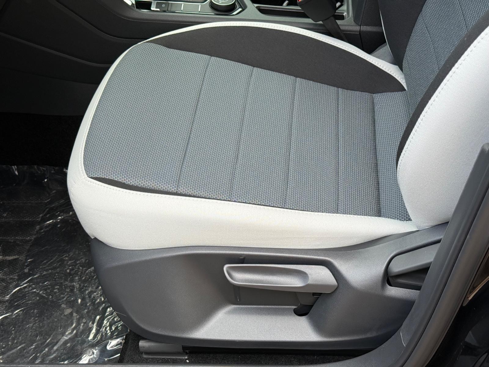 Volkswagen Taos Vehicle Image 16