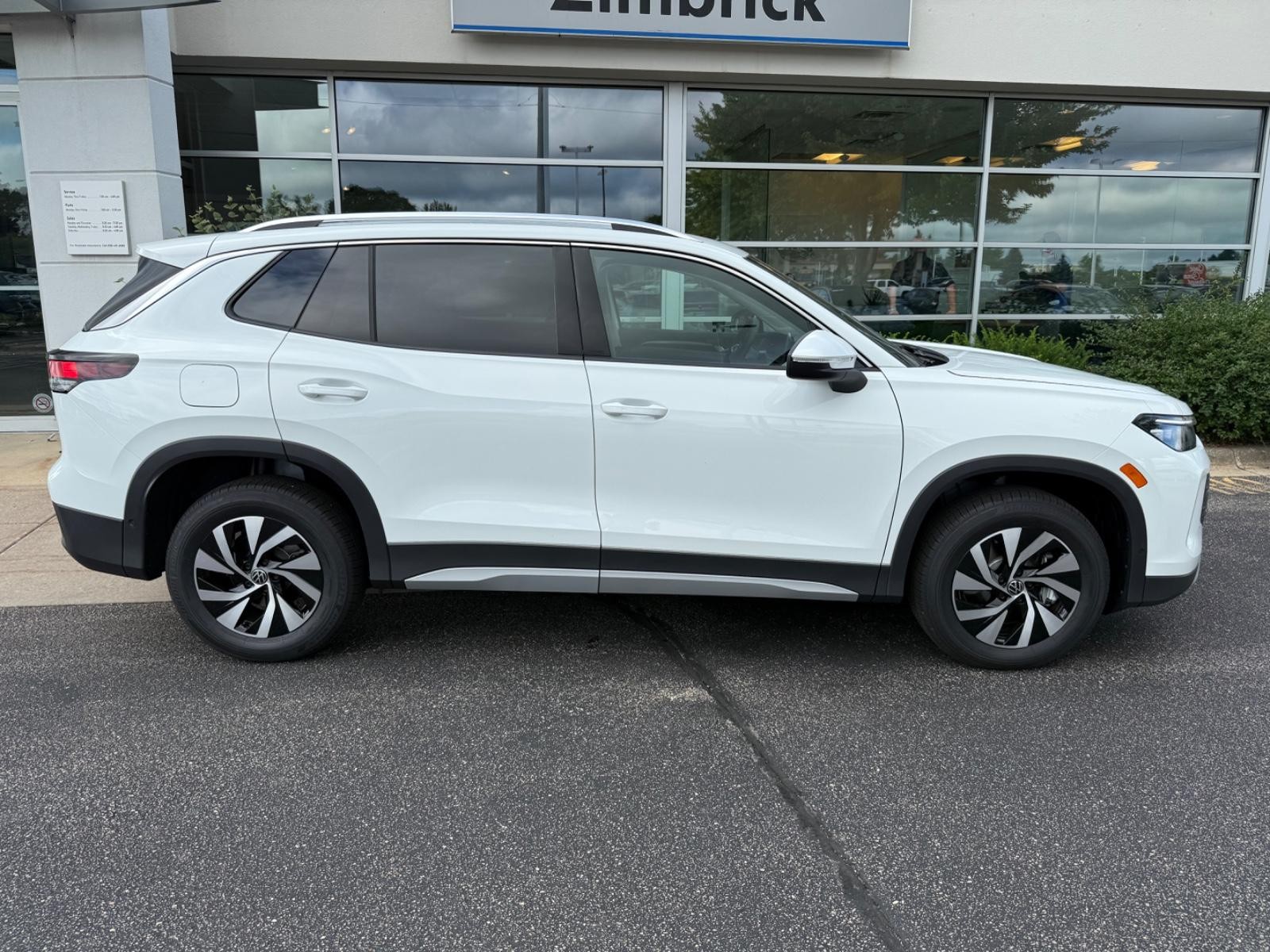 Volkswagen Tiguan Vehicle Image 02
