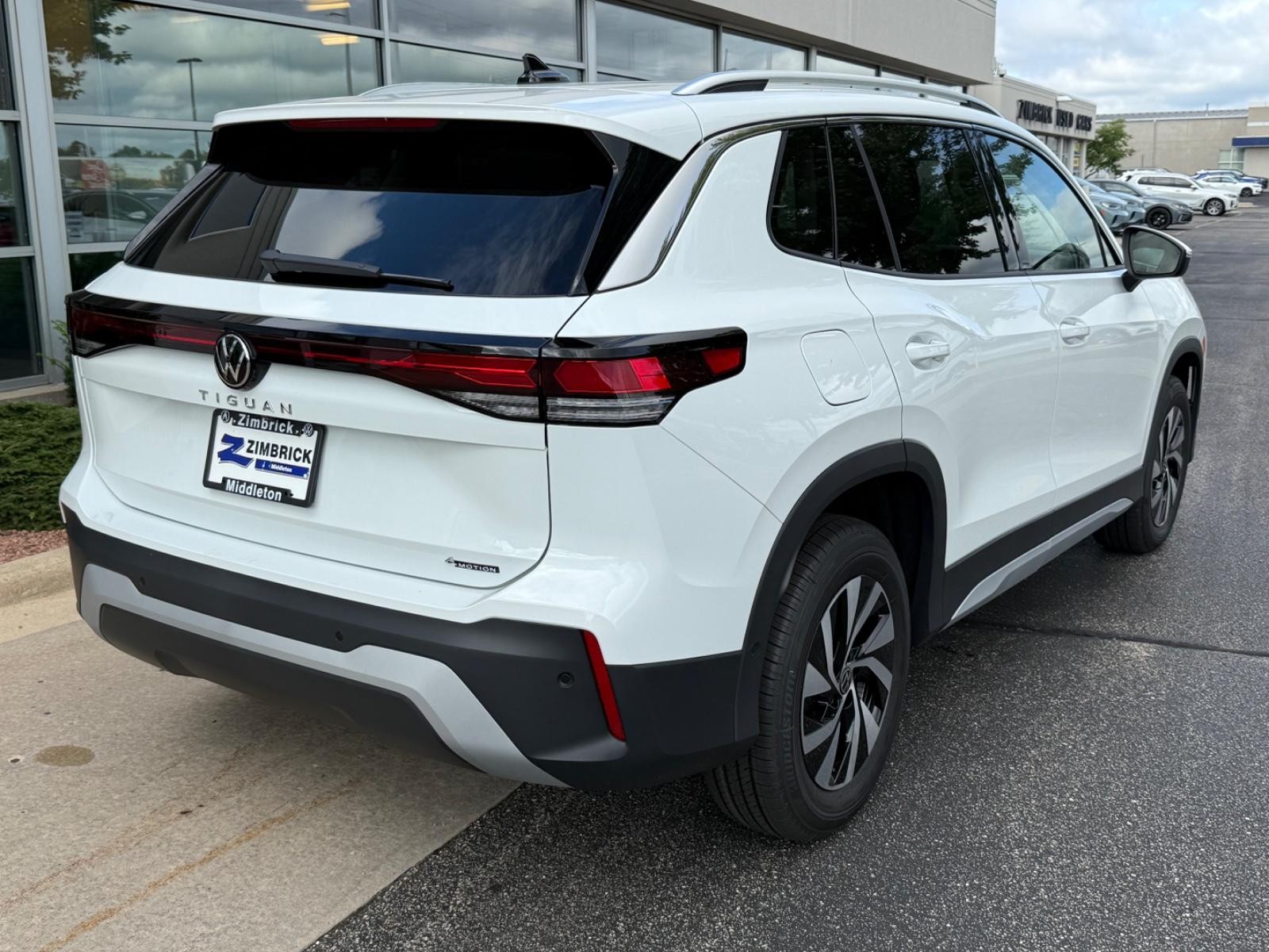 Volkswagen Tiguan Vehicle Image 03