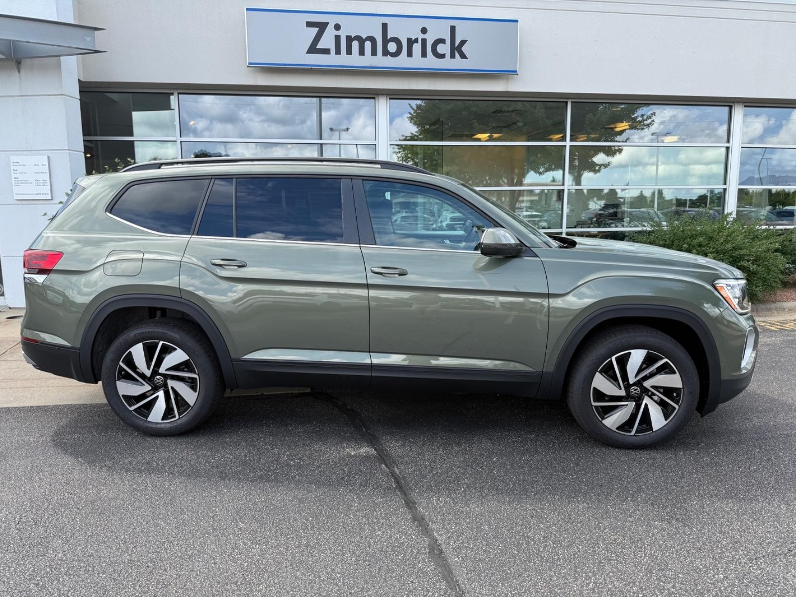 Volkswagen Atlas Vehicle Image 02