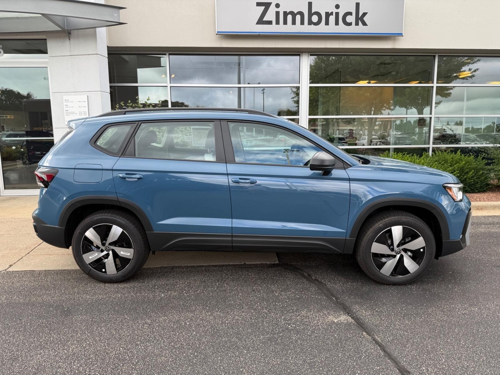 Volkswagen Taos Vehicle Image 02
