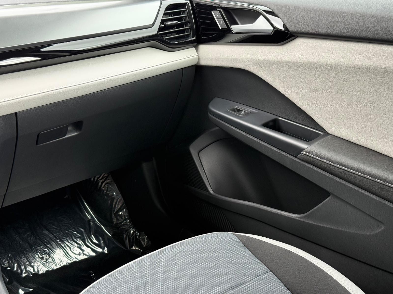 Volkswagen Taos Vehicle Image 11