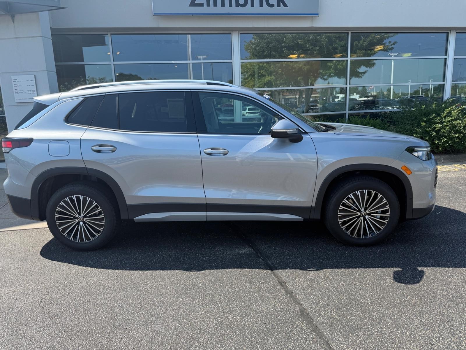 Volkswagen Tiguan Vehicle Image 02