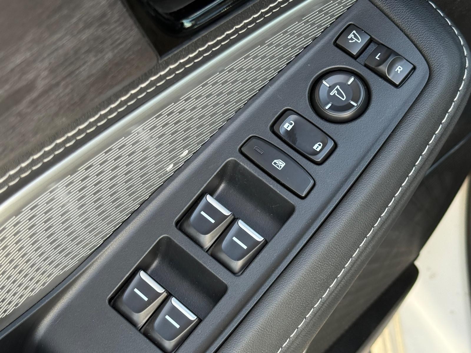 Acura MDX Vehicle Image 17