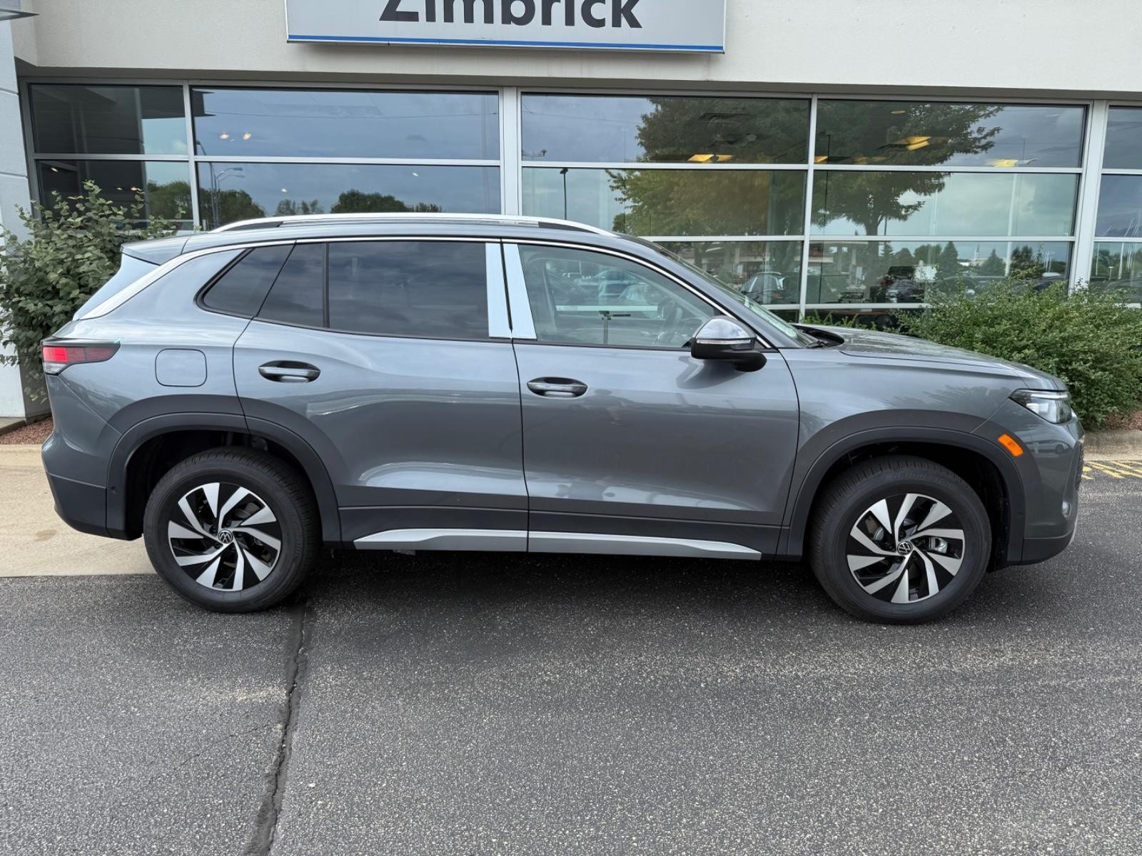Volkswagen Tiguan Vehicle Image 02