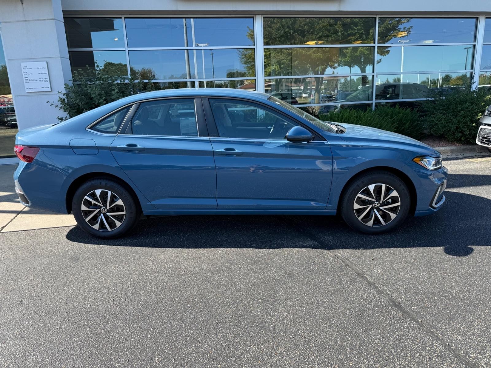 Volkswagen Jetta Vehicle Image 02